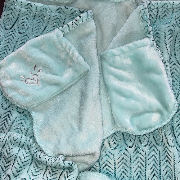 5/$10 unicorn blanket wrap. - Picture 2 of 5